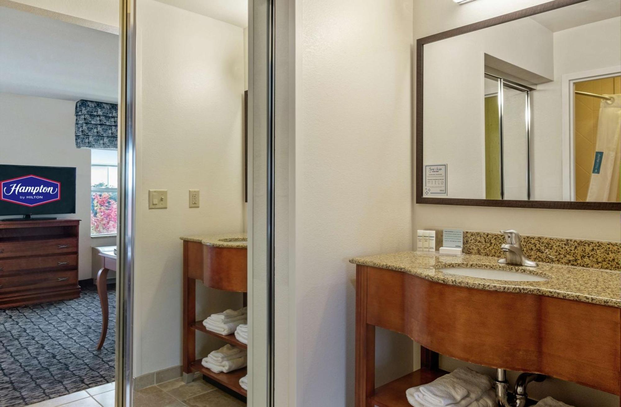 Hampton Inn & Suites Rockland Thomaston Exterior photo